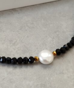 Κολιέ με Μαύρες Χάντρες και Λευκή Πέρλα
