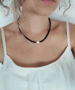 Κολιέ με Μαύρες Χάντρες και Λευκή Πέρλα