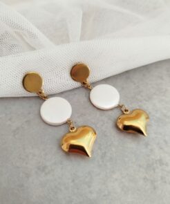 Σκουλαρίκια ατσάλινα κρεμαστά με φίλντισι και καρδιά.