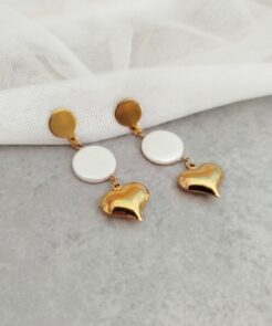 Σκουλαρίκια ατσάλινα κρεμαστά με φίλντισι και καρδιά.