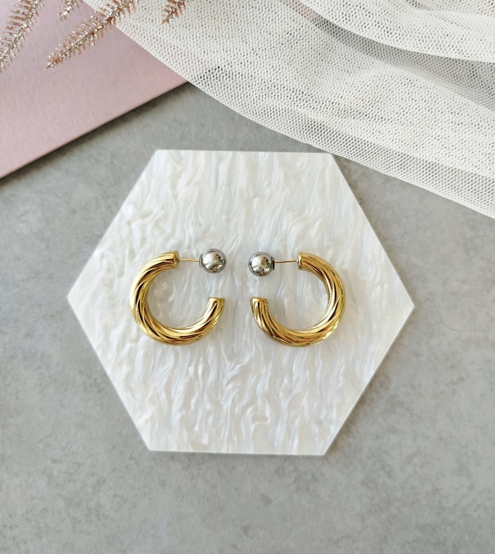 Σκουλαρίκια ατσάλινοι κρίκοι ασημί λεπτομέρεια