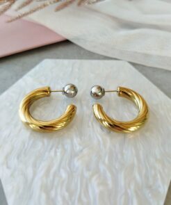 Σκουλαρίκια ατσάλινοι κρίκοι ασημί λεπτομέρεια