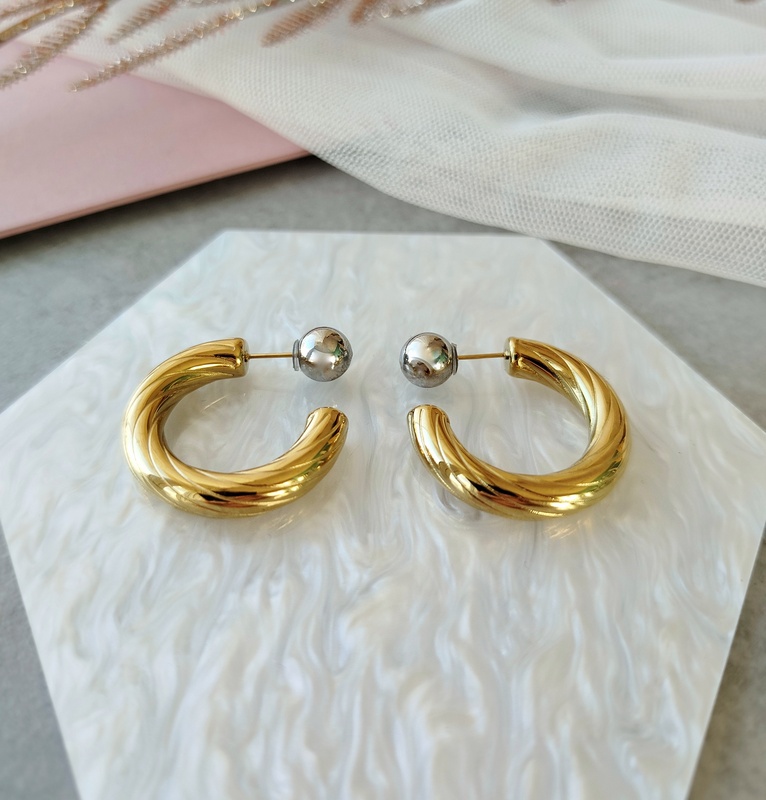 Σκουλαρίκια ατσάλινοι κρίκοι ασημί λεπτομέρεια