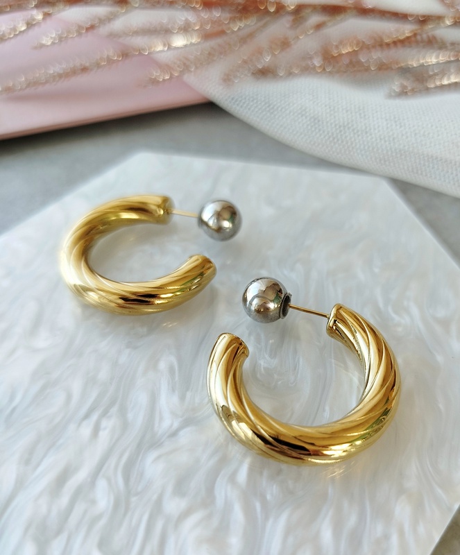 Σκουλαρίκια ατσάλινοι κρίκοι ασημί λεπτομέρεια