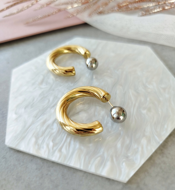 Σκουλαρίκια ατσάλινοι κρίκοι ασημί λεπτομέρεια