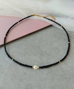  Κολιέ μαύρες χάντρες και πέρλα.