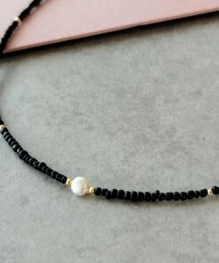  Κολιέ μαύρες χάντρες και πέρλα.