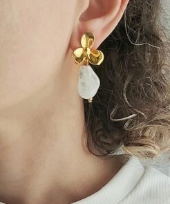 Alternative view of Σκουλαρίκια Ατσάλινα White Flower με Λουλούδι