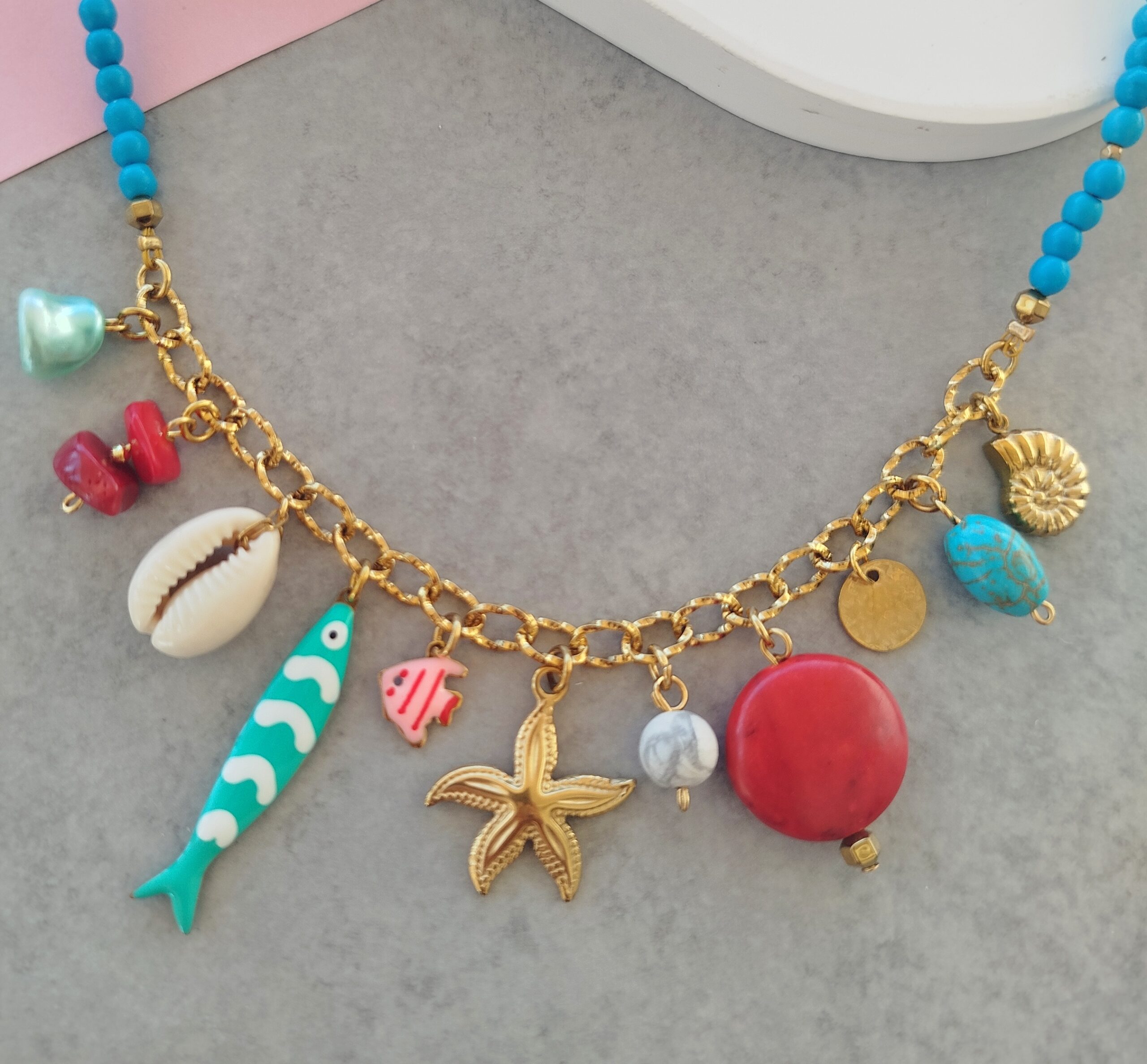 Κολιέ τυρκουάζ πέτρες charms