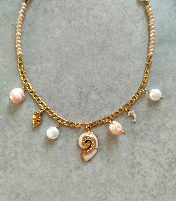 Κολιέ Δήλος με Μπεζ Κρύσταλλα και Charms - Image 3